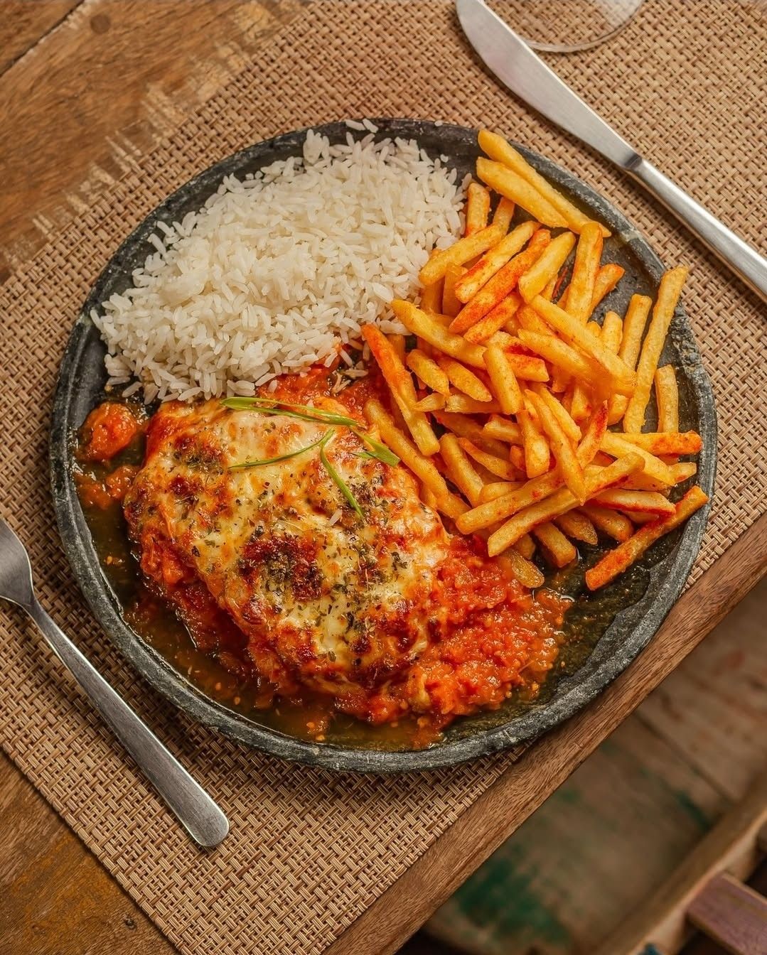 Frango grelhado com arroz e fritas